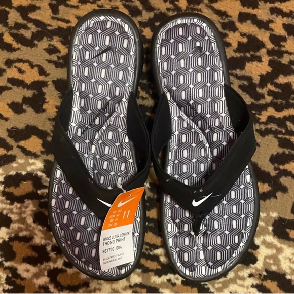 WMNS NIKE ULTRAS COMFORTS
THONGS TRIPLE BLACKS WHITES FOOTBEDS PRINT ZIGS ZAGS - Picture 6 of 7